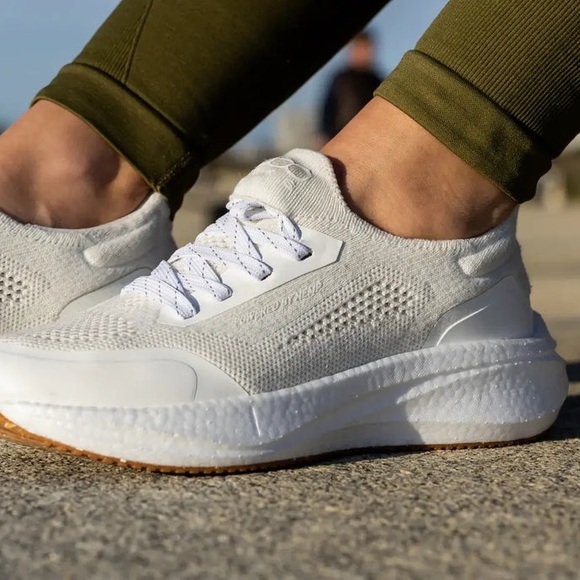 8000 Kicks Runners for Women in Pearl White size 9 NWT in box - Picture 7 of 14